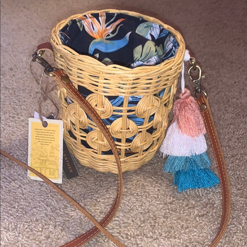 NWT Woven Basket Bag with Tassel Accents and Leather Strap - Picture 2 of 11